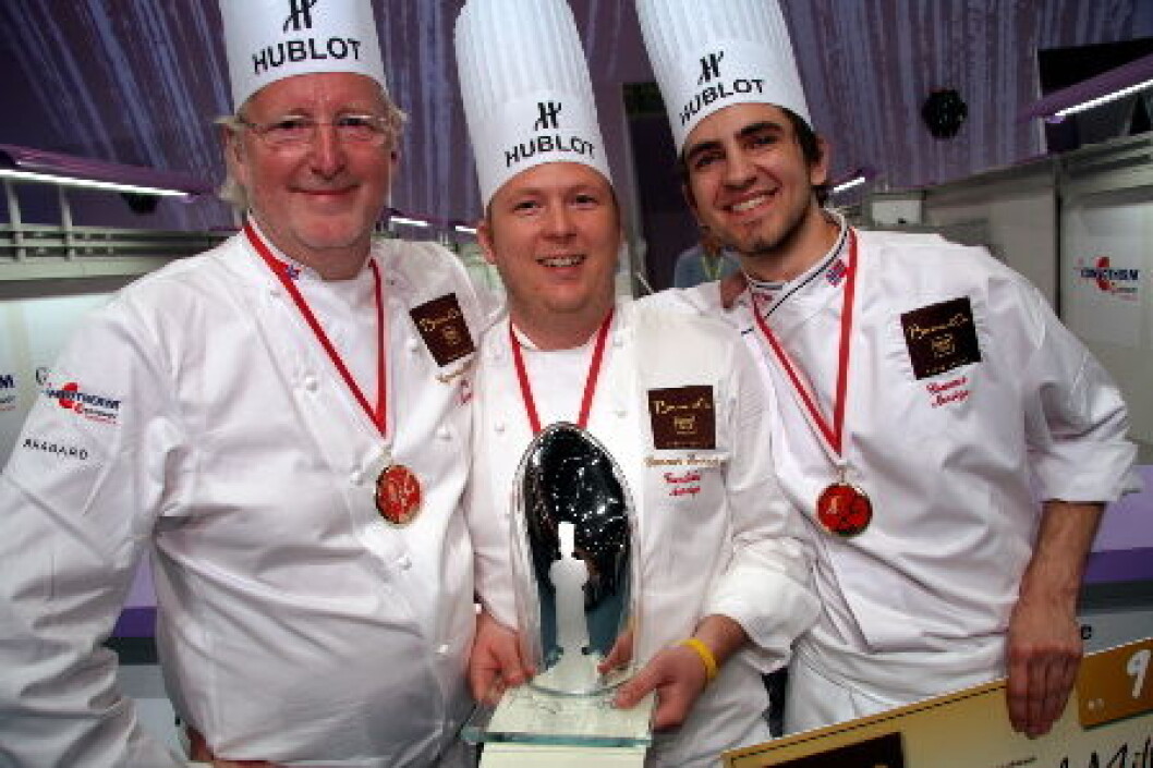 Eyvind Hellstrøm, Gunnar Hvarnes og Filip August Bendi etter sølvmedaljen i Bocuse d'Or Europe 2010. (Foto: Morten Holt) Eyvind Hellstrøm, Gunnar Hvarnes og Filip August Bendi etter sølvmedaljen i Bocuse d'Or Europe 2010. (Foto: Morten Holt)