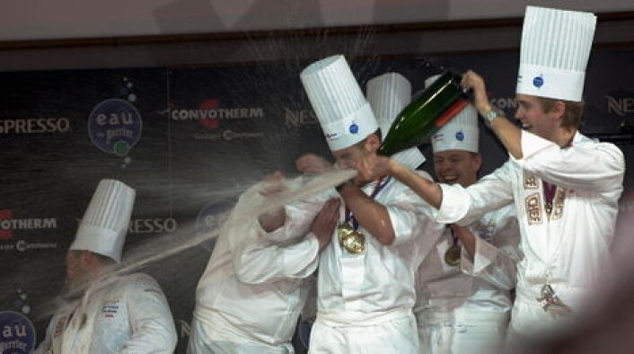 Geir Skeie feirer med champagne etter seieren i Lyon i 2009. (Foto: Morten Holt) Geir Skeie feirer med champagne etter seieren i Lyon i 2009. (Foto: Morten Holt)