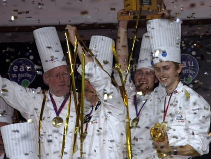 Geir Skeie og den norske delegasjonen jubler etter Bocuse d'Or-gull i 2009. (Foto: Morten Holt) Geir Skeie og den norske delegasjonen jubler etter Bocuse d'Or-gull i 2009. (Foto: Morten Holt)