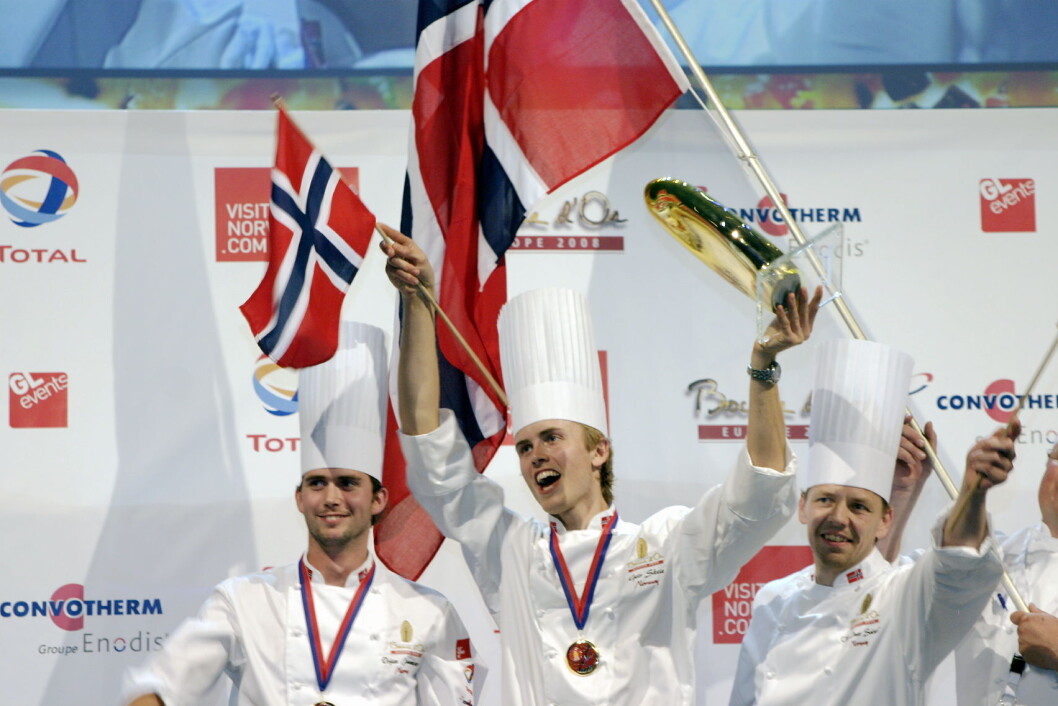 Jubel da Norge vant den første utgaven av Bocuse d'Or Europe, i Stavanger i 2008. Fra venstre Ørjan Johannessen, som den gang var commis, men som selv vant i 2015, Geir Skeie og coach Odd Ivar Solvold. (Foto: Morten Holt) Jubel da Norge vant den første utgaven av Bocuse d'Or Europe, i Stavanger i 2008. Fra venstre Ørjan Johannessen, som den gang var commis, men som selv vant i 2015, Geir Skeie og coach Odd Ivar Solvold. (Foto: Morten Holt)