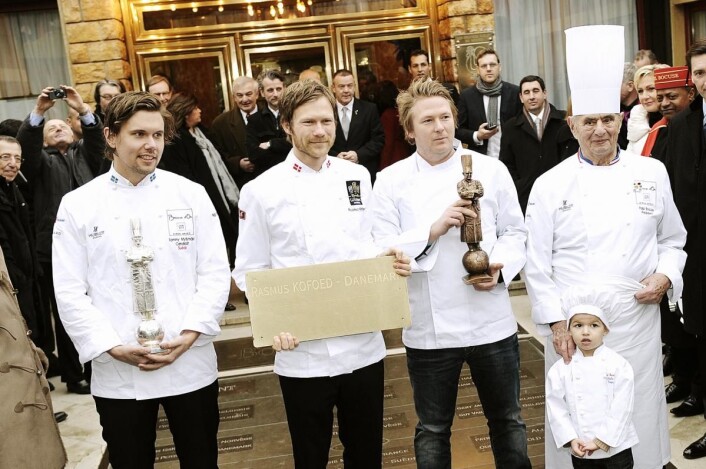 De tre medaljevinnerne i 2011 sammen med Paul Bocuse. De tre medaljevinnerne i 2011 sammen med Paul Bocuse.