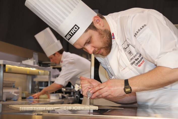 Christopher Davidsen endte på sølvplass i Bocuse d'Or Europe i Budapest. (Foto: Morten Holt) Christopher Davidsen endte på sølvplass i Bocuse d'Or Europe i Budapest. (Foto: Morten Holt)