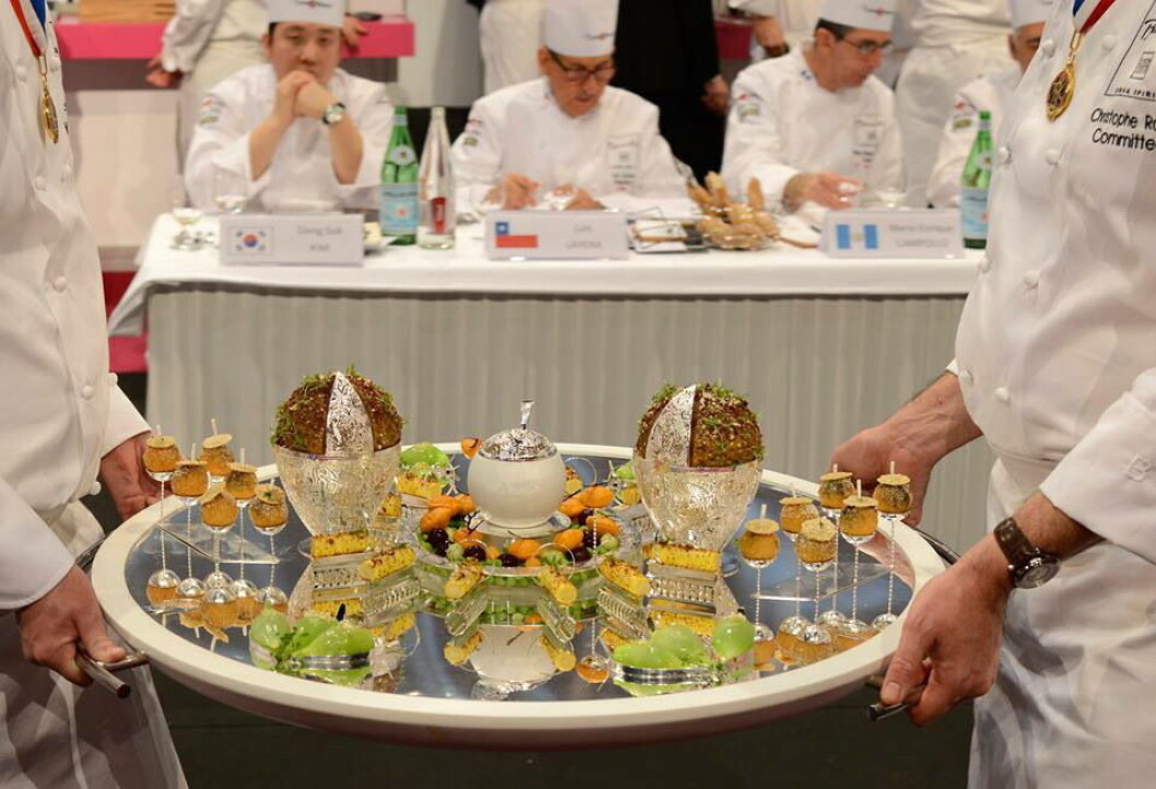 Ørjan Johannessen sølvfat Brødrene Lohne Theodor Olsen Sølvvareverksted Norges deltakerfat i Lyon Ørjan Johannessen sølvfat Brødrene Lohne Theodor Olsen Sølvvareverksted Norges deltakerfat i Lyon