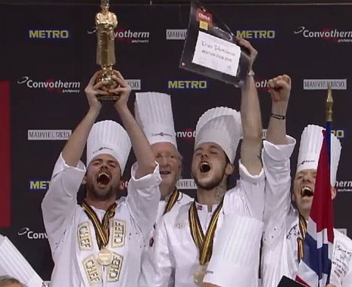 Ørjan Johannessen og commis Jimmy Øien etter gullet i Lyon. Ørjan Johannessen og commis Jimmy Øien etter gullet i Lyon.