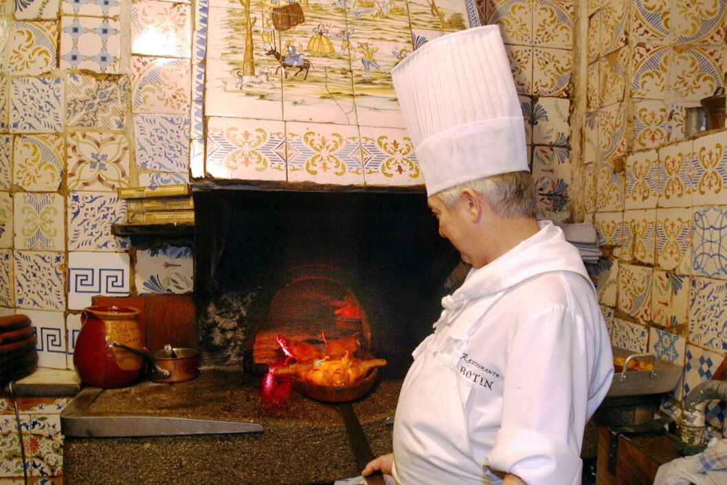 Helstekt pattegris tilberedes i verdens eldste restaurant, El Botin i Madrid. Når den gamle vedfyrte ovnen brukes, får maten sin helt spesielle smak. (Foto: Morten Holt) Helstekt pattegris tilberedes i verdens eldste restaurant, El Botin i Madrid. Når den gamle vedfyrte ovnen brukes, får maten sin helt spesielle smak. (Foto: Morten Holt)
