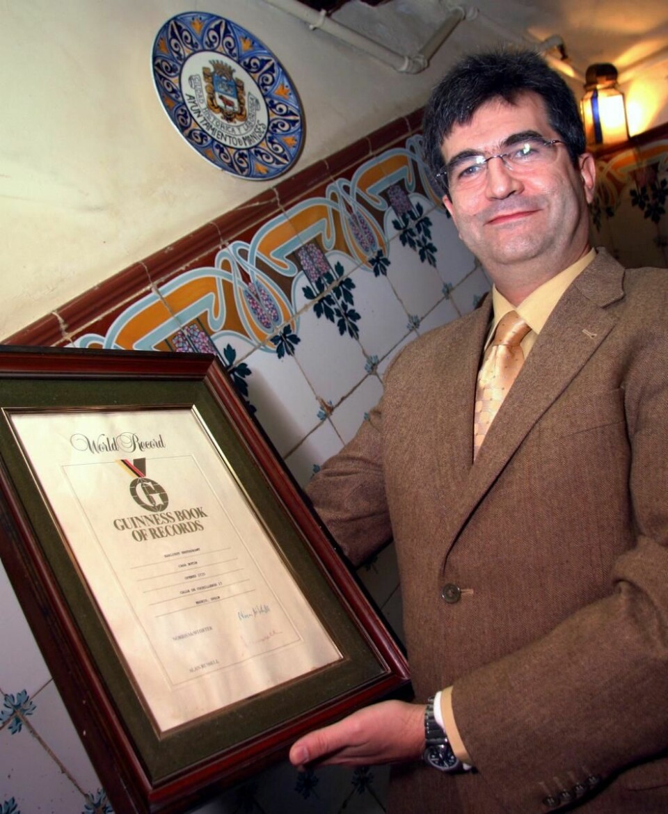 Carlos Gonzalez med diplomet fra Guinness Book of Records som viser at Botin er verdens eldste restaurant. (Foto: Morten Holt)