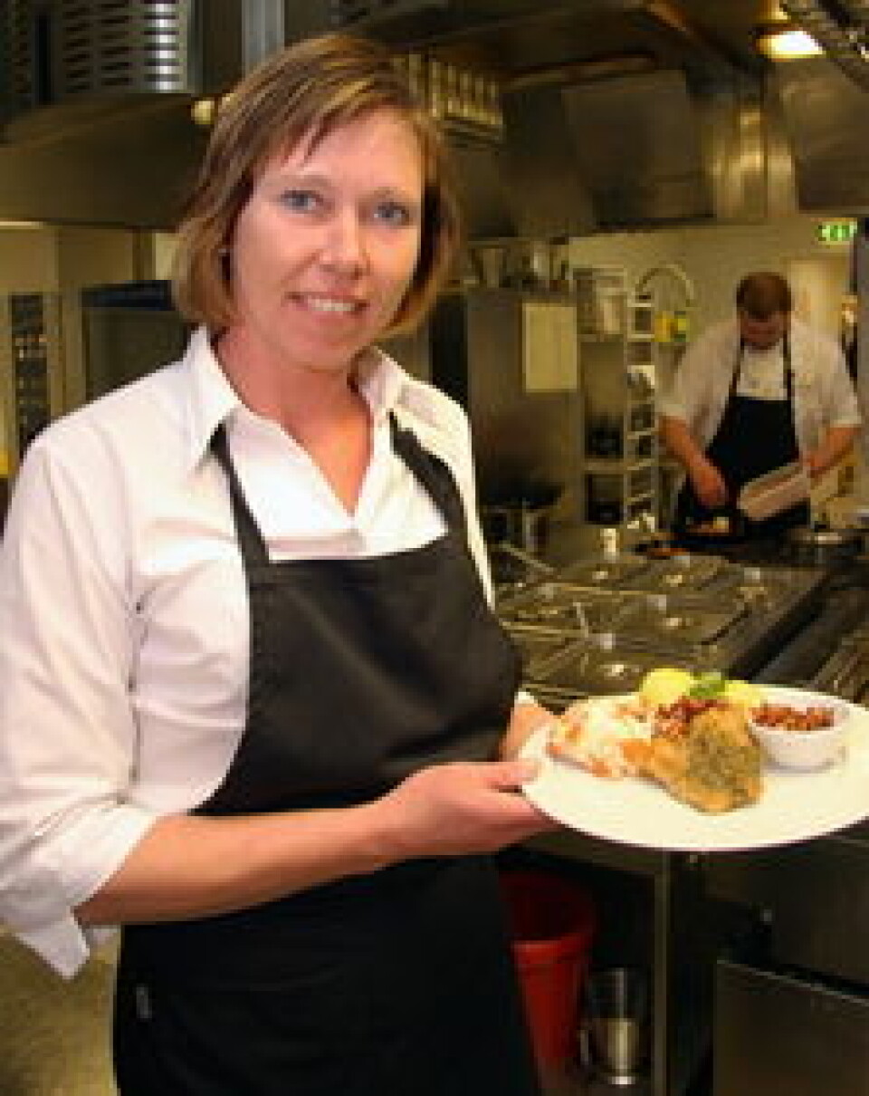 Kjøkkensjef Rita Slettum med grillet tørrfisk med pesto, en av gjestenes favoritter på Senjastua. (Foto: Morten Holt)