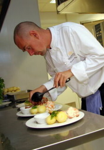 Den lokale kokken Enrico Arntsen legger opp fisken på tallerkenen. (Foto: Morten Holt)