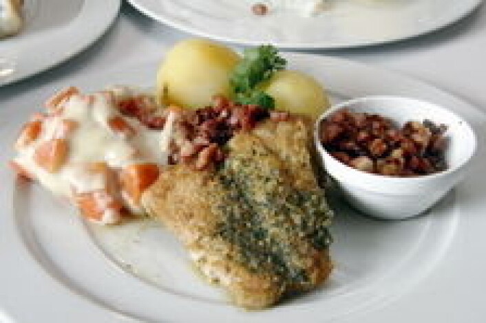 «Senjastuas grilla tørrfesk er bare helt fantastisk», utroper en dame ved nabobordet. Hun har akkurat satt til livs stedets grillede og gratinerte tørrfisk med litt pesto, stedets egen gulrotstuing og bacon/baconfett. (Foto: Heidi Fjelland) «Senjastuas grilla tørrfesk er bare helt fantastisk», utroper en dame ved nabobordet. Hun har akkurat satt til livs stedets grillede og gratinerte tørrfisk med litt pesto, stedets egen gulrotstuing og bacon/baconfett. (Foto: Heidi Fjelland)