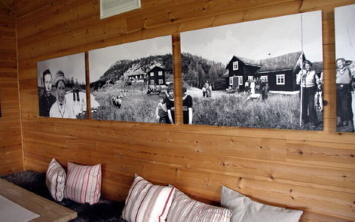 Gamle bilder fra Tinja og de første bosetterne pryder veggene i restauranten. (Foto: Morten Holt) Gamle bilder fra Tinja og de første bosetterne pryder veggene i restauranten. (Foto: Morten Holt)