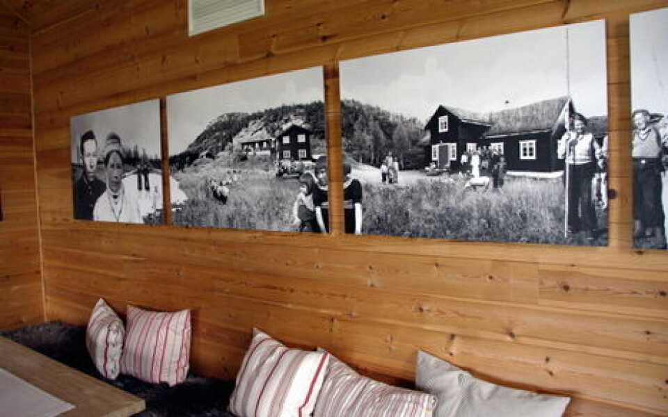Gamle bilder fra Tinja og de første bosetterne pryder veggene i restauranten. (Foto: Morten Holt)