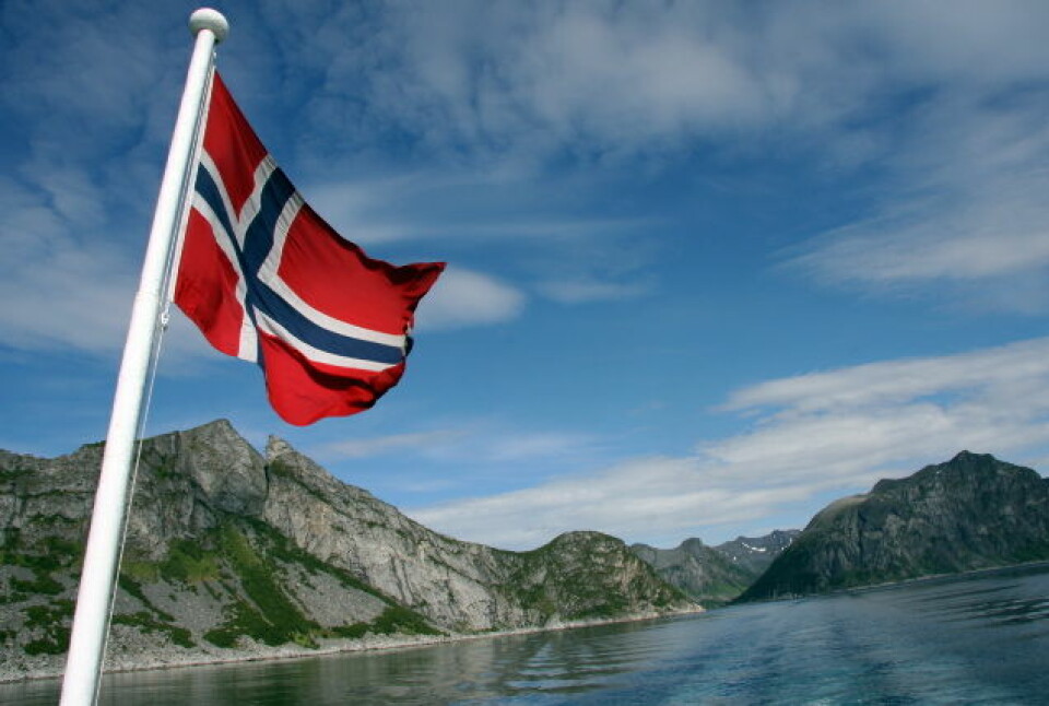 Norsk flagg natur Senja Nord-Norge turisme (6)