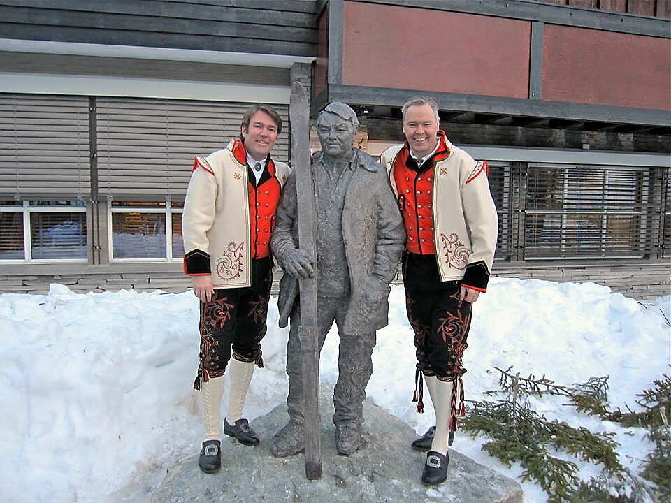 Statue Steinar Hovi og BJørnar og Atle Hovi Beitostølen foto Bjørn B Jacobsen