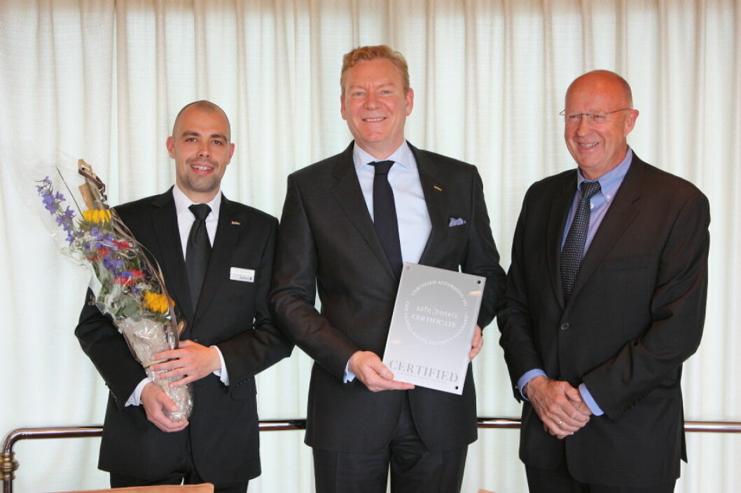 Radisson Blu Plaza Tarje Hellebust og Chris Pettersen mottar sertifiseringen av Safehotels