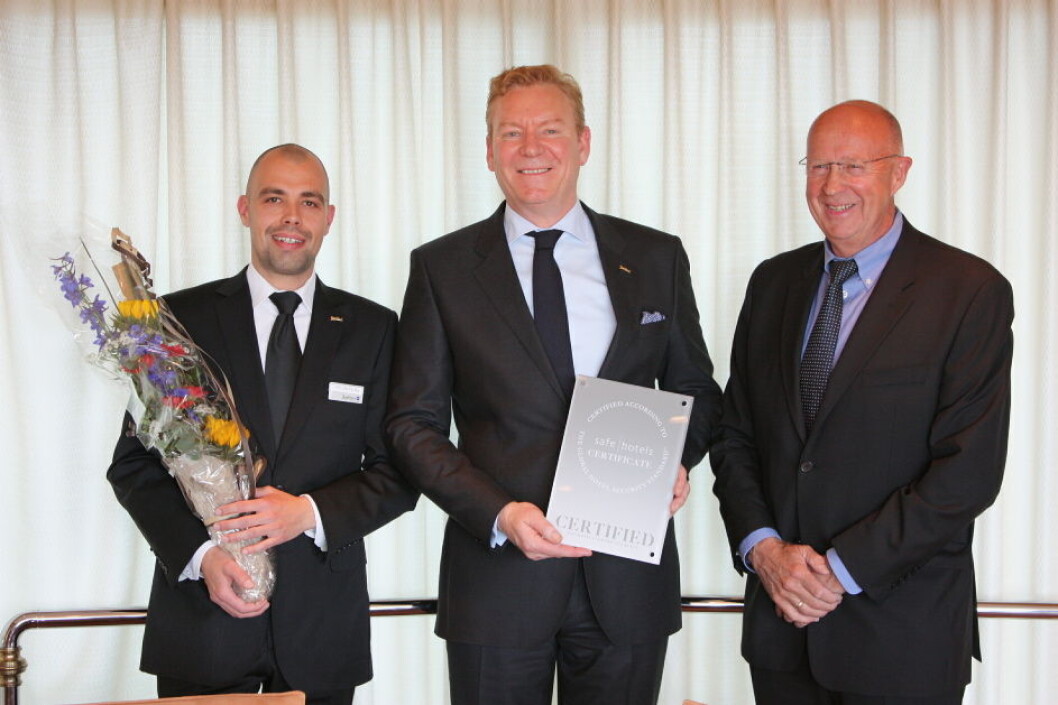 Radisson Blu Plaza Tarje Hellebust og Chris Pettersen mottar sertifiseringen av Safehotels Radisson Blu Plaza Tarje Hellebust og Chris Pettersen mottar sertifiseringen av Safehotels
