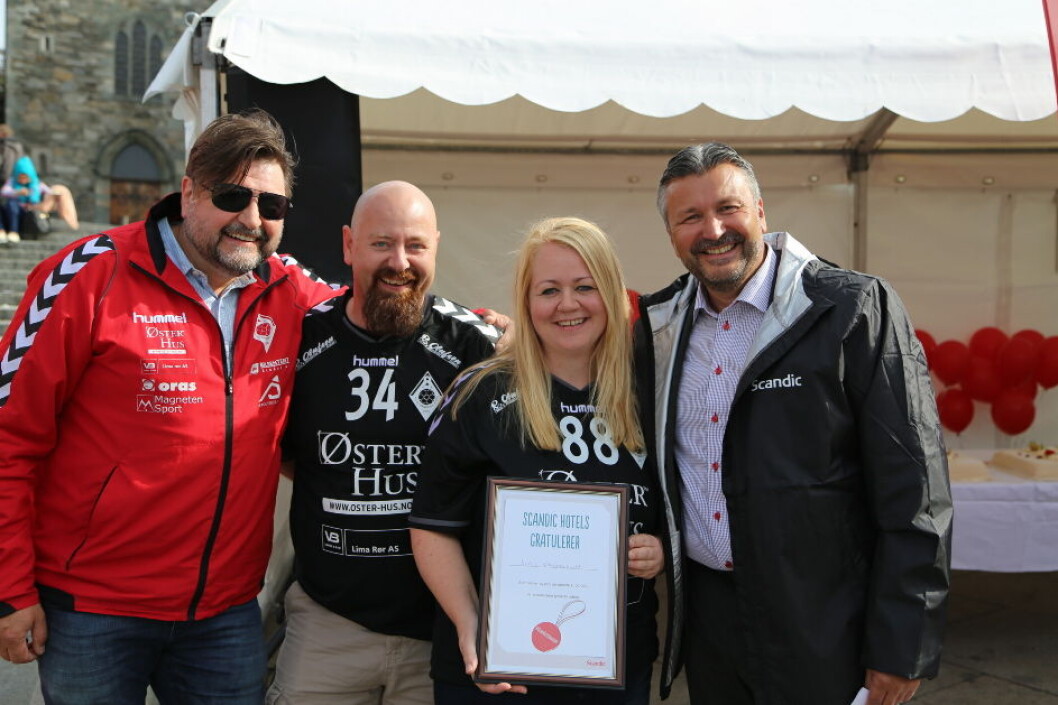 F.v. Ålgård Håndballklubb; Geir Pedersen, Kristine N. Jøntvedt og Dag Børre Norland. Th; Svein Arild Steen-Mevold Scandic Hotels F.v. Ålgård Håndballklubb; Geir Pedersen, Kristine N. Jøntvedt og Dag Børre Norland. Th; Svein Arild Steen-Mevold Scandic Hotels