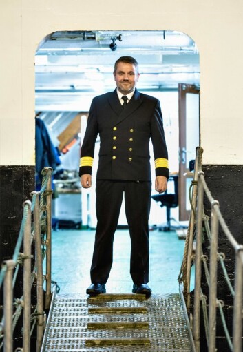– Min rolle som leder er blitt tydeligere for meg og jeg føler meg styrket i jobben min, sier staselig hotellsjef og tredjeårsstudent Aleksander Kibsgaard når han ønsker velkommen om bord. (Foto: Marit Hommedal) – Min rolle som leder er blitt tydeligere for meg og jeg føler meg styrket i jobben min, sier staselig hotellsjef og tredjeårsstudent Aleksander Kibsgaard når han ønsker velkommen om bord. (Foto: Marit Hommedal)