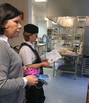 Kjøkkenbesøk på Borgund folkehøgskole i Ålesund; kokk Elisabeth Sleipnes er nysgjerrig på muligheten for studier som Margrete Ytreland Vistnes skisserer opp. (Foto: Marit Hommedal) Kjøkkenbesøk på Borgund folkehøgskole i Ålesund; kokk Elisabeth Sleipnes er nysgjerrig på muligheten for studier som Margrete Ytreland Vistnes skisserer opp. (Foto: Marit Hommedal)