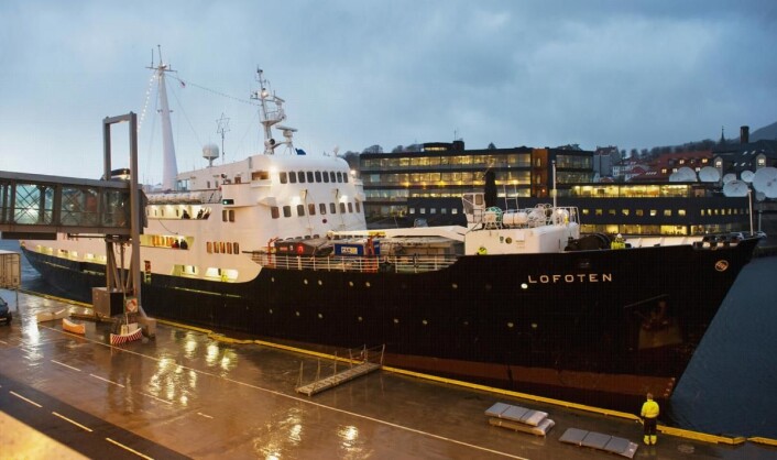 En regntung by tar imot et julepyntet skip. MS <em>Lofoten</em> legger til kai i Bergen. (Foto: Marit Hommedal) En regntung by tar imot et julepyntet skip. MS <em>Lofoten</em> legger til kai i Bergen. (Foto: Marit Hommedal)