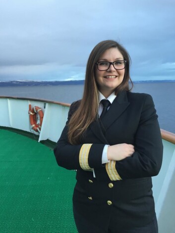 100 prosent jobb og 100 prosent studier. Ingenting å si på verken innsats eller motivasjon hos denne damen, restaurantsjef på MS Vesterålen Maya Nordvoll Johannessen. (Foto: Marit Hommedal) 100 prosent jobb og 100 prosent studier. Ingenting å si på verken innsats eller motivasjon hos denne damen, restaurantsjef på MS Vesterålen Maya Nordvoll Johannessen. (Foto: Marit Hommedal)