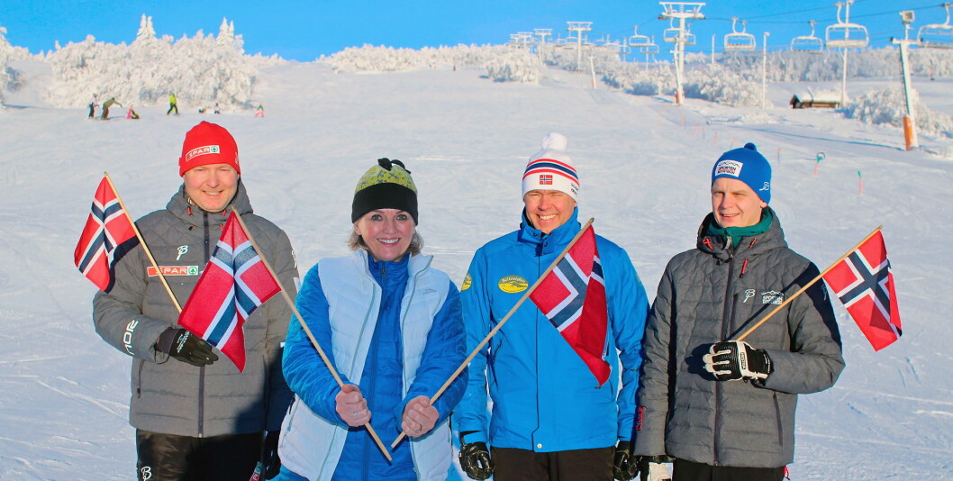 Næringen på Beitostølen heiste flaggene etter eventyrlig jule- og nyttårsfeiring i fjellandsbyen. Fra venstre Spar-kjøpmann Arne Grønolen, Innehaver av Tone Greni Hud & MakeUp, Tone Greni, direktør på Beitostølen Resort, Atle Hovi, og daglig leder for Sporten Beitostølen, Asgeir Larsen. Næringen på Beitostølen heiste flaggene etter eventyrlig jule- og nyttårsfeiring i fjellandsbyen. Fra venstre Spar-kjøpmann Arne Grønolen, Innehaver av Tone Greni Hud & MakeUp, Tone Greni, direktør på Beitostølen Resort, Atle Hovi, og daglig leder for Sporten Beitostølen, Asgeir Larsen.