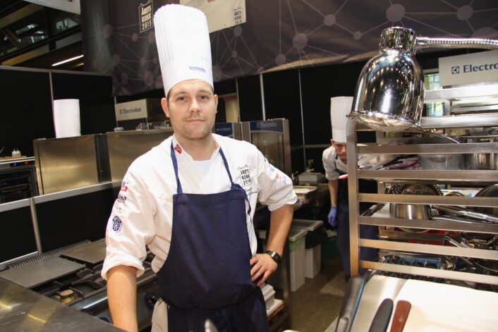 Christopher William Davidsen skal i aksjon som nummer tre første dag i Bocuse d'Or Europe i Ungarn i 10. mai. (Foto: Morten Holt) Christopher William Davidsen skal i aksjon som nummer tre første dag i Bocuse d'Or Europe i Ungarn i 10. mai. (Foto: Morten Holt)