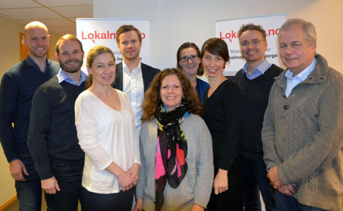 <em>Styringsgruppa for Lokalmat.no. Fra venstre: Kay Nilsen (prosjektleder/Matmerk), Richard Hagel (NHO Reiseliv Innkjøpskjeden), Sigrid Helland (VIRKE), Ole Førre Skogstø (Rema), Kari Marte Sjøvik (Norges Bondelag), Nina Mosseby (Landbruks- og matdepartementet), Randi Ledaal Gjertsen (Bondens Marked), Eivind Haalien (Norgesgruppen) og John Petter Løvstad (Norsk Bonde- og Småbrukarlag). Linda Dahlstrøm (Coop) og Bernt Bucher Johannessen (Hanen) var ikke til stede da bildet ble tatt. (Foto: Matmerk)</em> <em>Styringsgruppa for Lokalmat.no. Fra venstre: Kay Nilsen (prosjektleder/Matmerk), Richard Hagel (NHO Reiseliv Innkjøpskjeden), Sigrid Helland (VIRKE), Ole Førre Skogstø (Rema), Kari Marte Sjøvik (Norges Bondelag), Nina Mosseby (Landbruks- og matdepartementet), Randi Ledaal Gjertsen (Bondens Marked), Eivind Haalien (Norgesgruppen) og John Petter Løvstad (Norsk Bonde- og Småbrukarlag). Linda Dahlstrøm (Coop) og Bernt Bucher Johannessen (Hanen) var ikke til stede da bildet ble tatt. (Foto: Matmerk)</em>