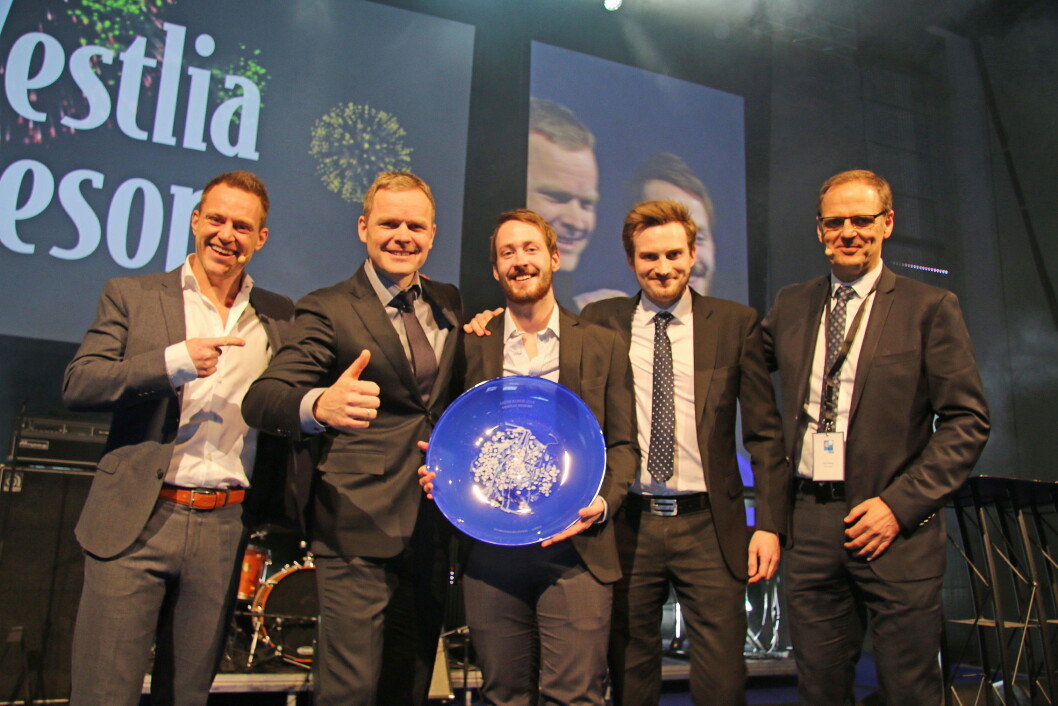 Vestlia Resort ble Årets kunde i ASKO. Her er de glade vinnerne sammen med konferansier og prisutdeler. Fra venstre Heine Totland, administrerende direktør Roger Espeli, kjøkkensjef Andreas Tandberg, restaurantsjef Ludvig Palmgren og salgsdirektør Karl Wethal som delte ut prisen på vegne av ASKO Norge. Vestlia Resort ble Årets kunde i ASKO. Her er de glade vinnerne sammen med konferansier og prisutdeler. Fra venstre Heine Totland, administrerende direktør Roger Espeli, kjøkkensjef Andreas Tandberg, restaurantsjef Ludvig Palmgren og salgsdirektør Karl Wethal som delte ut prisen på vegne av ASKO Norge.