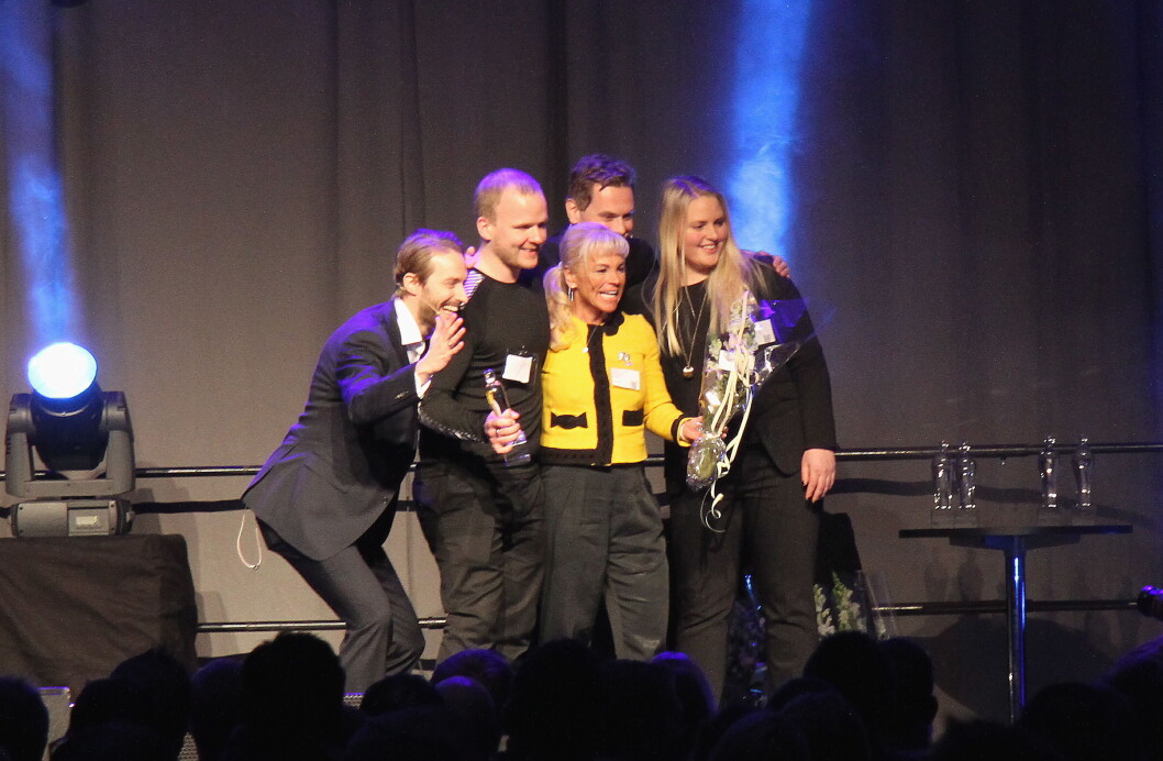 To av de tre raske mennene var konferansierer under dagen GRESS-show. Her er de sammen med vinnerne av Scandics pris, Scandic Victoria Hotel i Oslo. Fra venstre Anders Hoff, kjøkkensjef Magnus Melson, Øyvind Rafto (delvis skjult), hotelldirektør Ellen Ravnå og Britt Strand fra GRESS-administrasjonen. (Foto: Morten Holt) To av de tre raske mennene var konferansierer under dagen GRESS-show. Her er de sammen med vinnerne av Scandics pris, Scandic Victoria Hotel i Oslo. Fra venstre Anders Hoff, kjøkkensjef Magnus Melson, Øyvind Rafto (delvis skjult), hotelldirektør Ellen Ravnå og Britt Strand fra GRESS-administrasjonen. (Foto: Morten Holt)