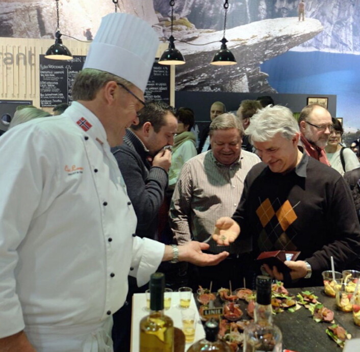 Max Ivan Lindkjølen serverer smaksprøver. (Foto: Max Ivan) Max Ivan Lindkjølen serverer smaksprøver. (Foto: Max Ivan)