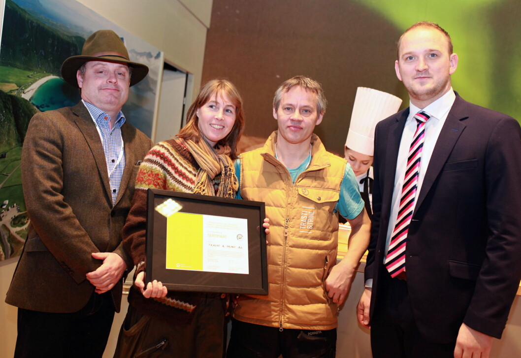 Fra venstre Bernt Bucher Johannessen (daglig leder i Hanen), Trine Lyrek og Johnny Trasti ved Trasti & Trine og landbruks- og matminister Jon Georg Dale. (Foto: Vidar Alfarnes) Fra venstre Bernt Bucher Johannessen (daglig leder i Hanen), Trine Lyrek og Johnny Trasti ved Trasti & Trine og landbruks- og matminister Jon Georg Dale. (Foto: Vidar Alfarnes)