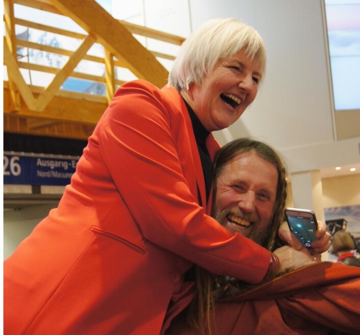 Geir Røvik fra Kulturarv – Vestfold Fylkeskommune løfter fylkesmann Valgerd Svarstad Haugland. (Foto: Mary Tønder Vold, Fylkesmannen i Oslo og Akershus) Geir Røvik fra Kulturarv – Vestfold Fylkeskommune løfter fylkesmann Valgerd Svarstad Haugland. (Foto: Mary Tønder Vold, Fylkesmannen i Oslo og Akershus)