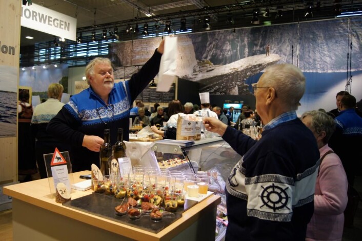 Smaksprøver blir solgt fra Oslo-regionens stand på Grüne Woche. (Foto: Mary Tønder Vold, Fylkesmannen i Oslo og Akershus) Smaksprøver blir solgt fra Oslo-regionens stand på Grüne Woche. (Foto: Mary Tønder Vold, Fylkesmannen i Oslo og Akershus)