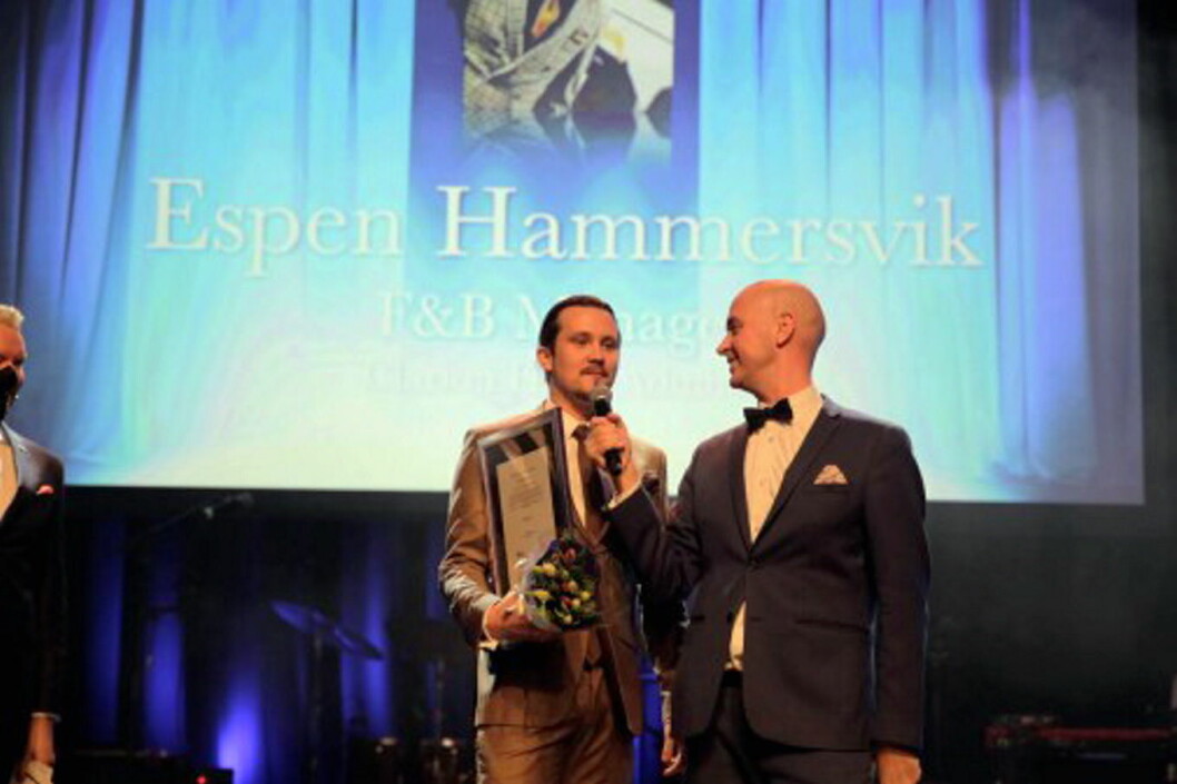 Espen Hammersvik mottar prisen som "Årets unge hotelier". (Foto: Morten Brakestad)