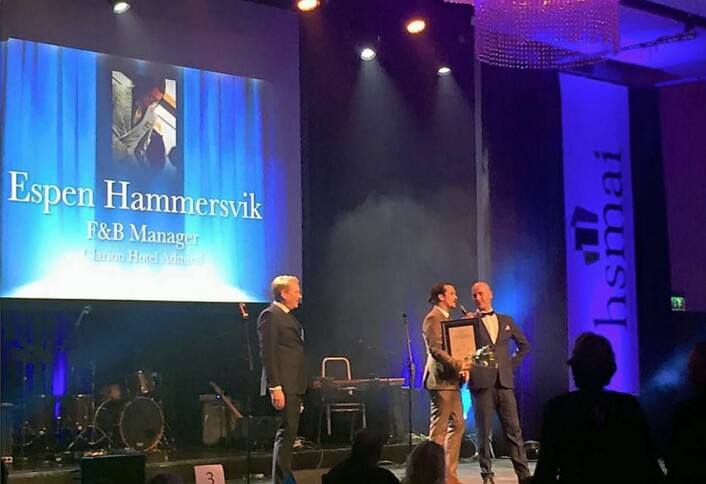 Espen Hammersvik mottar prisen som Årets unge hotelier. (Foto: HSMAI)
