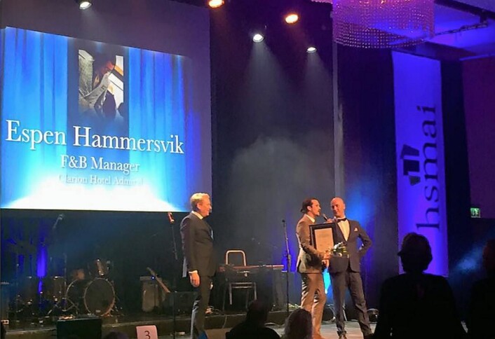 Espen Hammersvik mottar prisen som Årets unge hotelier. (Foto: HSMAI) Espen Hammersvik mottar prisen som Årets unge hotelier. (Foto: HSMAI)