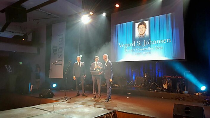 Vegard S. Johansen mottar prisen av konferansier Terje Sporsem og Tarje Hellebust i Rezidor.