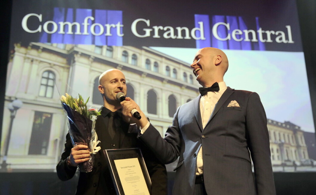Hotelldirektør på Comfort Hotel Grand Central i Oslo, Robert Holan, mottar gull i Serviceløftet på HSMAI awards. Her sammen med konferansier Terje Sporsem. (Foto: Morten Brakestad) Hotelldirektør på Comfort Hotel Grand Central i Oslo, Robert Holan, mottar gull i Serviceløftet på HSMAI awards. Her sammen med konferansier Terje Sporsem. (Foto: Morten Brakestad)