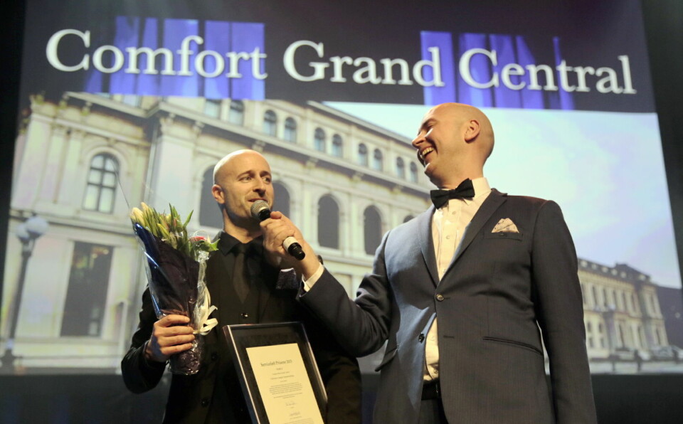 Hotelldirektør på Comfort Hotel Grand Central i Oslo, Robert Holan, mottar gull i Serviceløftet på HSMAI awards. Her sammen med konferansier Terje Sporsem. (Foto: Morten Brakestad)
