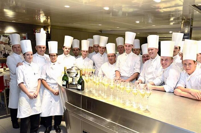 Benoît Violier (nummer tre fra venstre) med staben Hôtel de Ville Restaurant i Crissier (Foto: Blog.restaurantcrissier.com) Benoît Violier (nummer tre fra venstre) med staben Hôtel de Ville Restaurant i Crissier (Foto: Blog.restaurantcrissier.com)