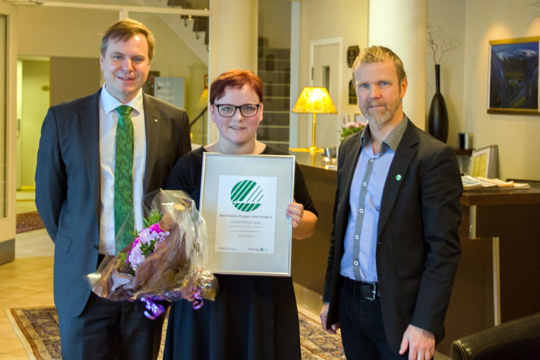 Ordfører i Eid kommune Alfred Bjørlo, miljøsjef på Best Western Hotel Bryggen, Gro Gjerdevik, og markedsrådgiver i Svanemerket, Tormod Lien. Ordfører i Eid kommune Alfred Bjørlo, miljøsjef på Best Western Hotel Bryggen, Gro Gjerdevik, og markedsrådgiver i Svanemerket, Tormod Lien.