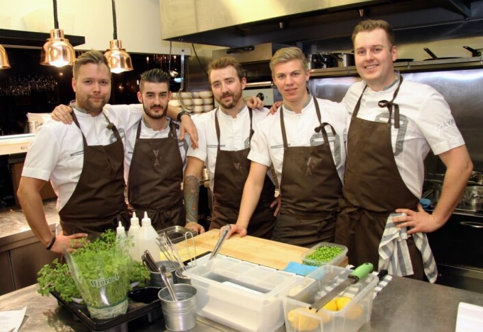 <em>Fem av kokkene på Caya – da Horeca var på besøk. Fra venstre kjøkkensjef Morten Rathe, Stefan Petrovic, soussjef Mats Thingstad, Mattias Olsson og Kjell Patrick Ørmen Johnsen. Sistnevnte var leid inn for anledningen fra CWD Catering. (Foto: Morten Holt)</em> <em>Fem av kokkene på Caya – da Horeca var på besøk. Fra venstre kjøkkensjef Morten Rathe, Stefan Petrovic, soussjef Mats Thingstad, Mattias Olsson og Kjell Patrick Ørmen Johnsen. Sistnevnte var leid inn for anledningen fra CWD Catering. (Foto: Morten Holt)</em>