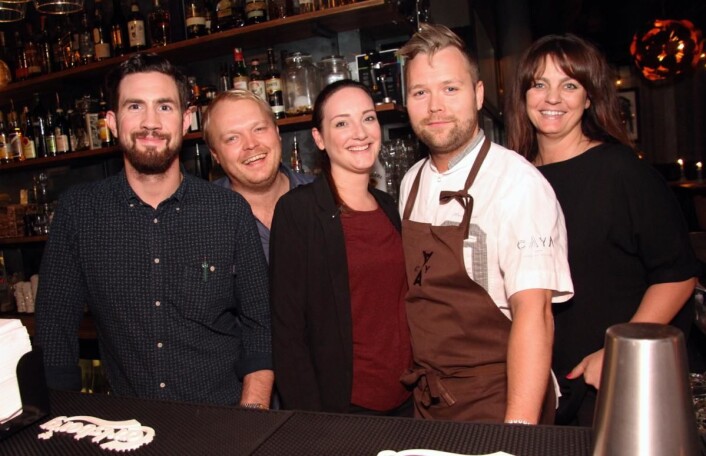 <em>Sentrale personer i Caya Restaurant & Bar. Fra venstre Jonas Olsson (restaurant- og barsjef), Trond Åm (eier), Therese Sommervoll (restaurant og barsjef/sommelier), Morten Rathe (eier og kjøkkensjef) og Nina Karlsen (eier). (Foto: Morten Holt)</em> <em>Sentrale personer i Caya Restaurant & Bar. Fra venstre Jonas Olsson (restaurant- og barsjef), Trond Åm (eier), Therese Sommervoll (restaurant og barsjef/sommelier), Morten Rathe (eier og kjøkkensjef) og Nina Karlsen (eier). (Foto: Morten Holt)</em>