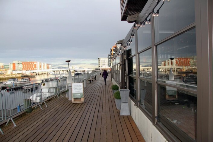 Utenfor Caya Restaurant & Bar, med utsikt utover Nidelven mot hotellet Scandic Nidelven. (Foto: Morten Holt) Utenfor Caya Restaurant & Bar, med utsikt utover Nidelven mot hotellet Scandic Nidelven. (Foto: Morten Holt)