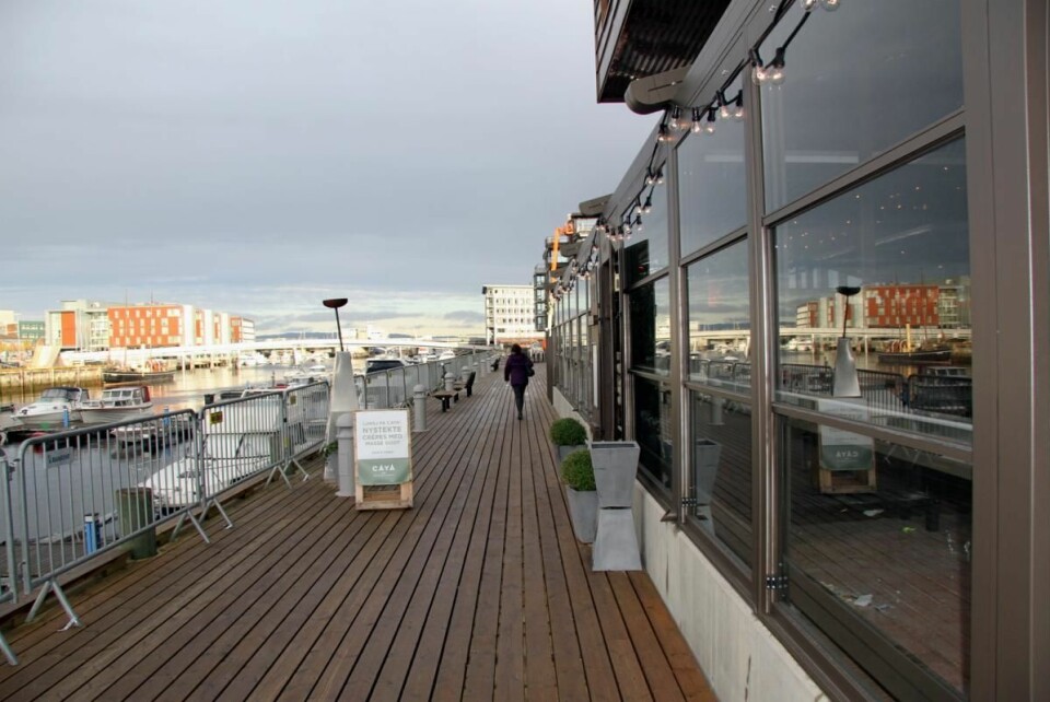 Utenfor Caya Restaurant & Bar, med utsikt utover Nidelven mot hotellet Scandic Nidelven. (Foto: Morten Holt)