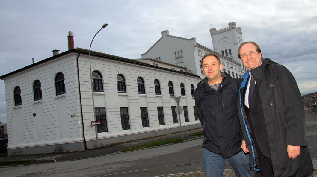 «Nye» E.C. Dahls Bryggeri og det nye serveringsstedet i den nærmeste enden av bygget bak Roar Hildonen og Alexander Skjefte skal bli en ny attraksjon i Trondheim, når det åpnes på sensommeren 2016. (Foto: Morten Holt) «Nye» E.C. Dahls Bryggeri og det nye serveringsstedet i den nærmeste enden av bygget bak Roar Hildonen og Alexander Skjefte skal bli en ny attraksjon i Trondheim, når det åpnes på sensommeren 2016. (Foto: Morten Holt)