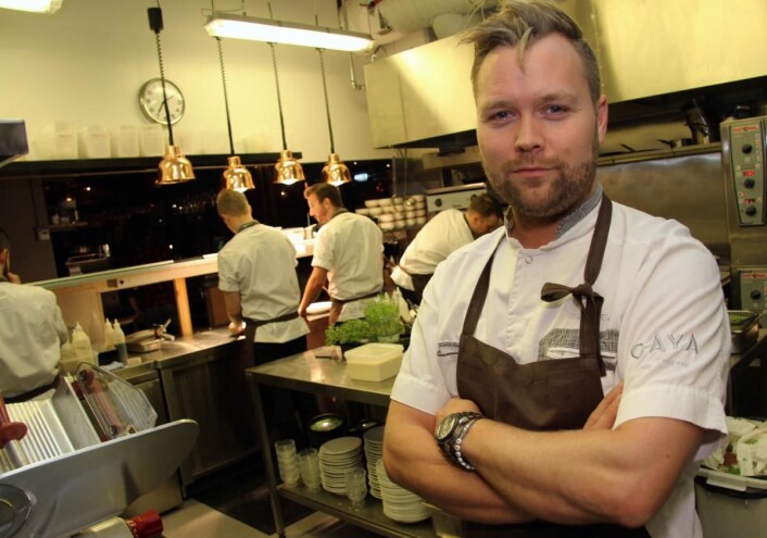 <em>Morten Rathe leder kjøkkenet på Caya. Totalt er det seks kokker på kjøkkenet, men ved behov lånes det kokker fra de andre restaurantene i konsernet. (Foto: Morten Holt)</em> <em>Morten Rathe leder kjøkkenet på Caya. Totalt er det seks kokker på kjøkkenet, men ved behov lånes det kokker fra de andre restaurantene i konsernet. (Foto: Morten Holt)</em>