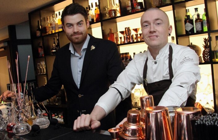 <em>Vinkelner Erik Strugstad (til venstre) er restaurantsjef på NordØst, mens Øyvind Lindgjerdet er barsjef. (Foto: Morten Holt).</em> <em>Vinkelner Erik Strugstad (til venstre) er restaurantsjef på NordØst, mens Øyvind Lindgjerdet er barsjef. (Foto: Morten Holt).</em>