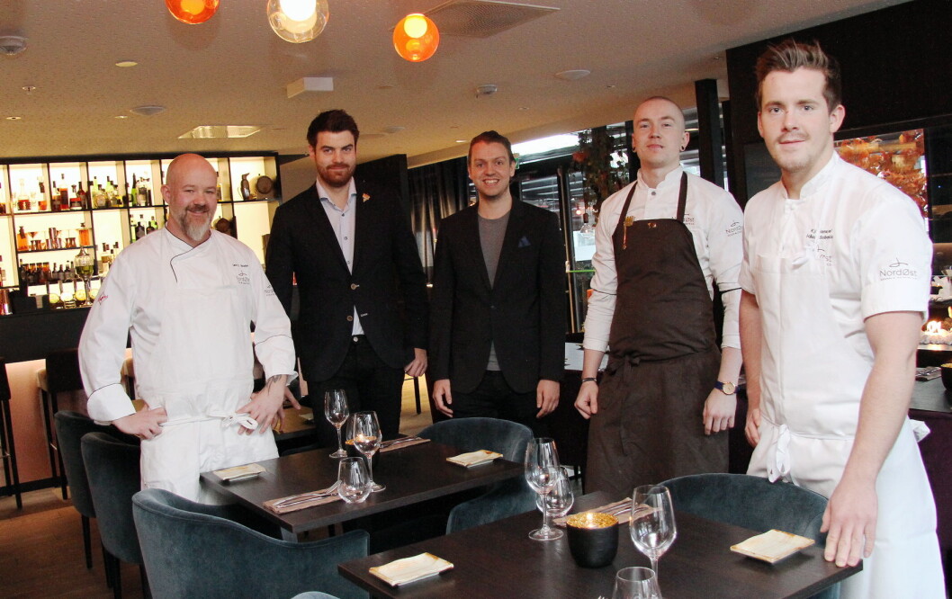 Ledelsen på NordØst inne i restauranten. Fra venstre daglig leder Lars Erik Vesterdal, restaurantsjef Erik Strugstad, nestleder Peter André Gjerde, barsjef Øyvind Lindgjerdet og kjøkkensjef Håkon Solbakk. (Foto: Morten Holt) Ledelsen på NordØst inne i restauranten. Fra venstre daglig leder Lars Erik Vesterdal, restaurantsjef Erik Strugstad, nestleder Peter André Gjerde, barsjef Øyvind Lindgjerdet og kjøkkensjef Håkon Solbakk. (Foto: Morten Holt)
