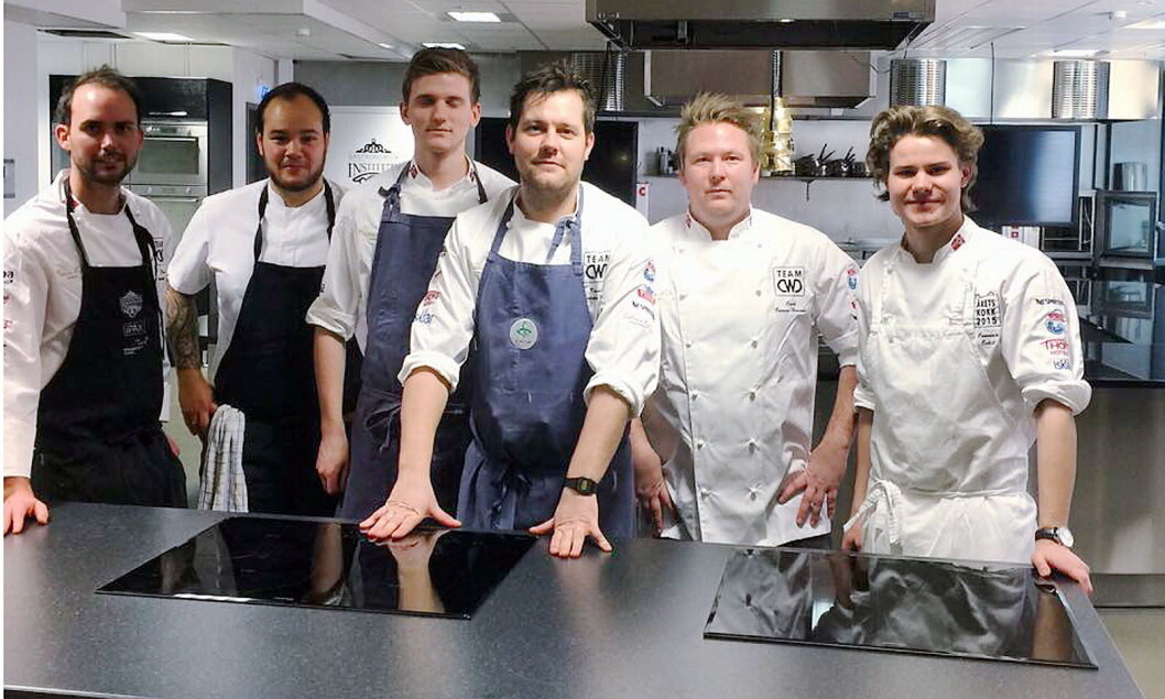 Team CWD er meget godt i gang med forberedelsene mot Bocuse d’Or Europe. Her sammen med 2015-vinneren Ørjan Johannessen (til venstre). Videre fra venstre Christian André Pettersen, commis Håvard Werkland, Christopher W. Davidsen, coach Gunnar Hvarnes og Eskil Hildonen. (Foto: Gunnar Hvarnes) Team CWD er meget godt i gang med forberedelsene mot Bocuse d’Or Europe. Her sammen med 2015-vinneren Ørjan Johannessen (til venstre). Videre fra venstre Christian André Pettersen, commis Håvard Werkland, Christopher W. Davidsen, coach Gunnar Hvarnes og Eskil Hildonen. (Foto: Gunnar Hvarnes)